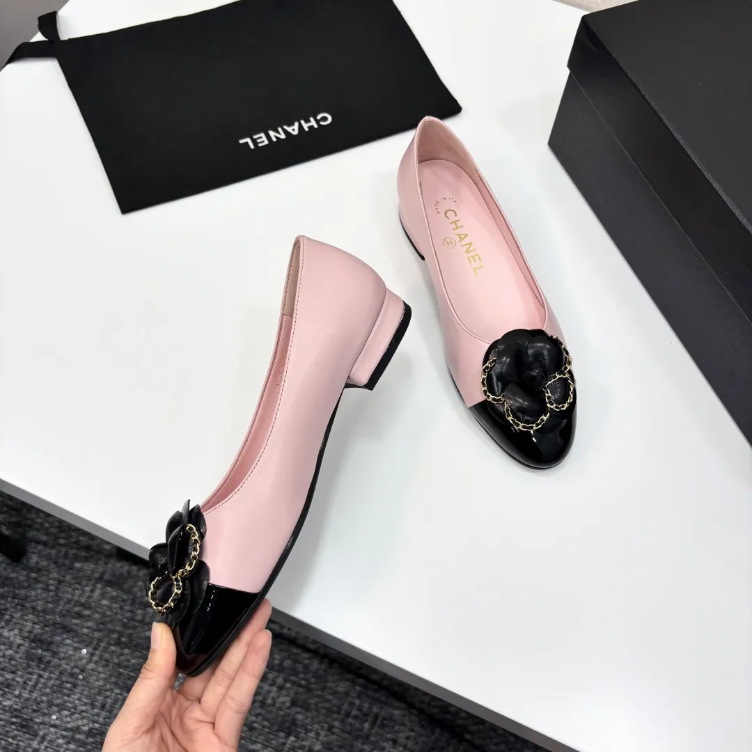 👟👟Ex-factory price 580👟👟 CHANEL｜Chanel Chanel 25C early spring new product Camellia series flat shoes This season’s Camellia series is really beautiful😍 Grandma Xiang’s family has always been elegant and ladylike, full of high-end sense! It’s very nice on the feet~ Whether worn barefoot or paired with skirts or trousers, it’s very versatile! Incomparably beautiful! Extraordinarily fairy 🧚 Overwhelmingly girly‼ ️ The upper is made of imported lambskin, the lining is made of mixed sheepskin, and the Italian A-grade leather outsole Size: 35-39 (40/41 customized)